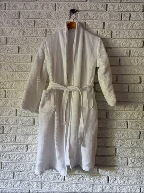 Pottery Barn White Waffle-Knit Bathrobe with Pockets (s)